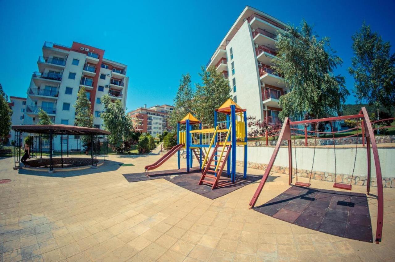Beautiful Apartment Right By The Sea, Sveti Vlas Bagian luar foto