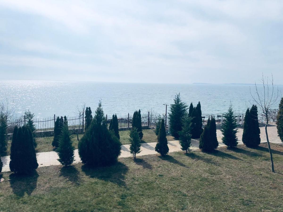 Beautiful Apartment Right By The Sea, Sveti Vlas Bagian luar foto