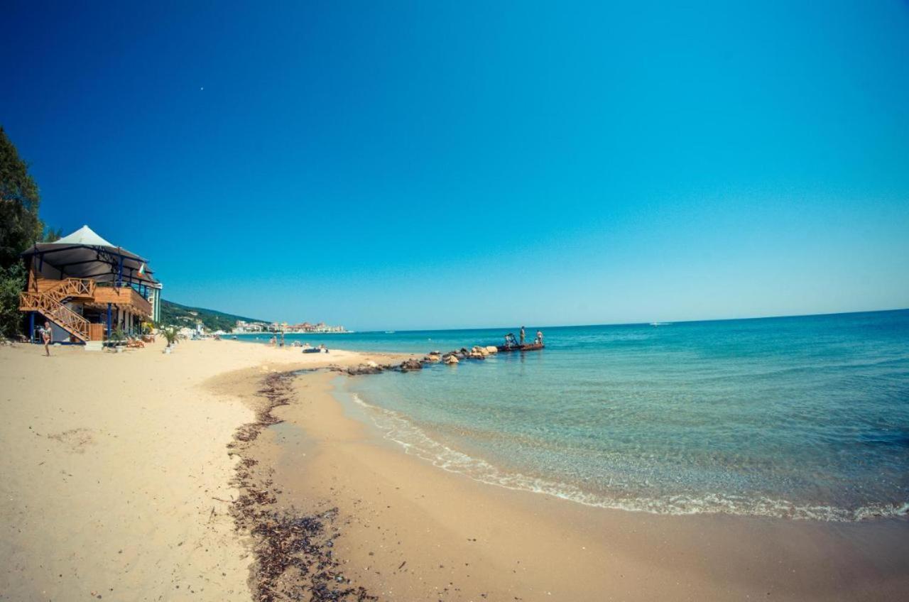 Beautiful Apartment Right By The Sea, Sveti Vlas Bagian luar foto