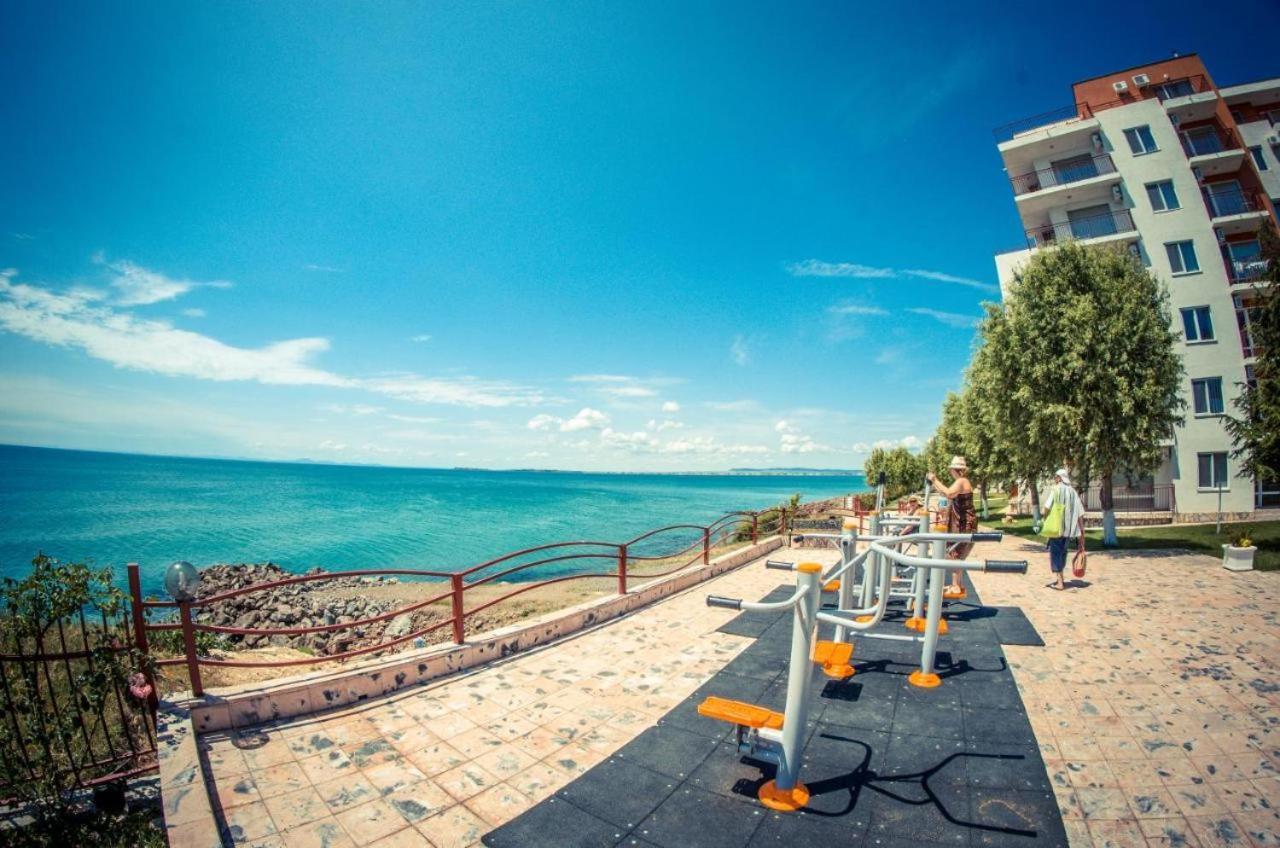 Beautiful Apartment Right By The Sea, Sveti Vlas Bagian luar foto
