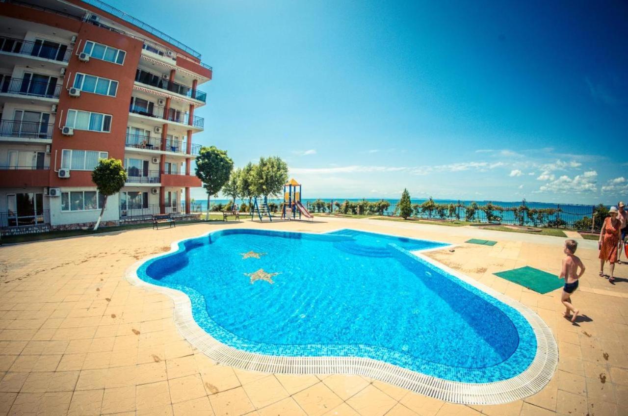 Beautiful Apartment Right By The Sea, Sveti Vlas Bagian luar foto