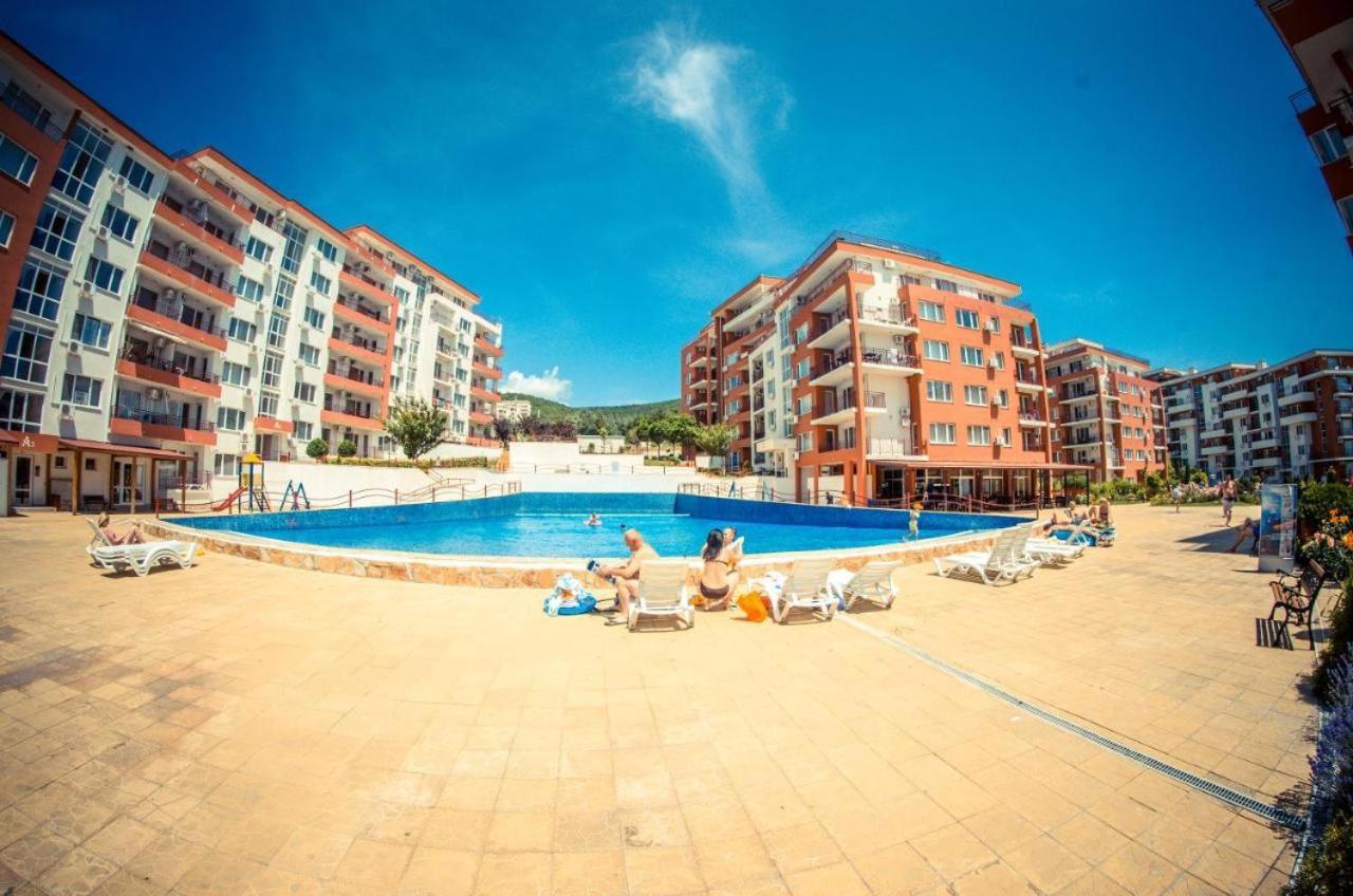 Beautiful Apartment Right By The Sea, Sveti Vlas Bagian luar foto