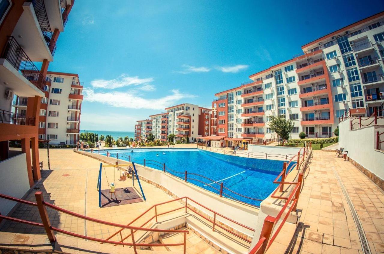 Beautiful Apartment Right By The Sea, Sveti Vlas Bagian luar foto