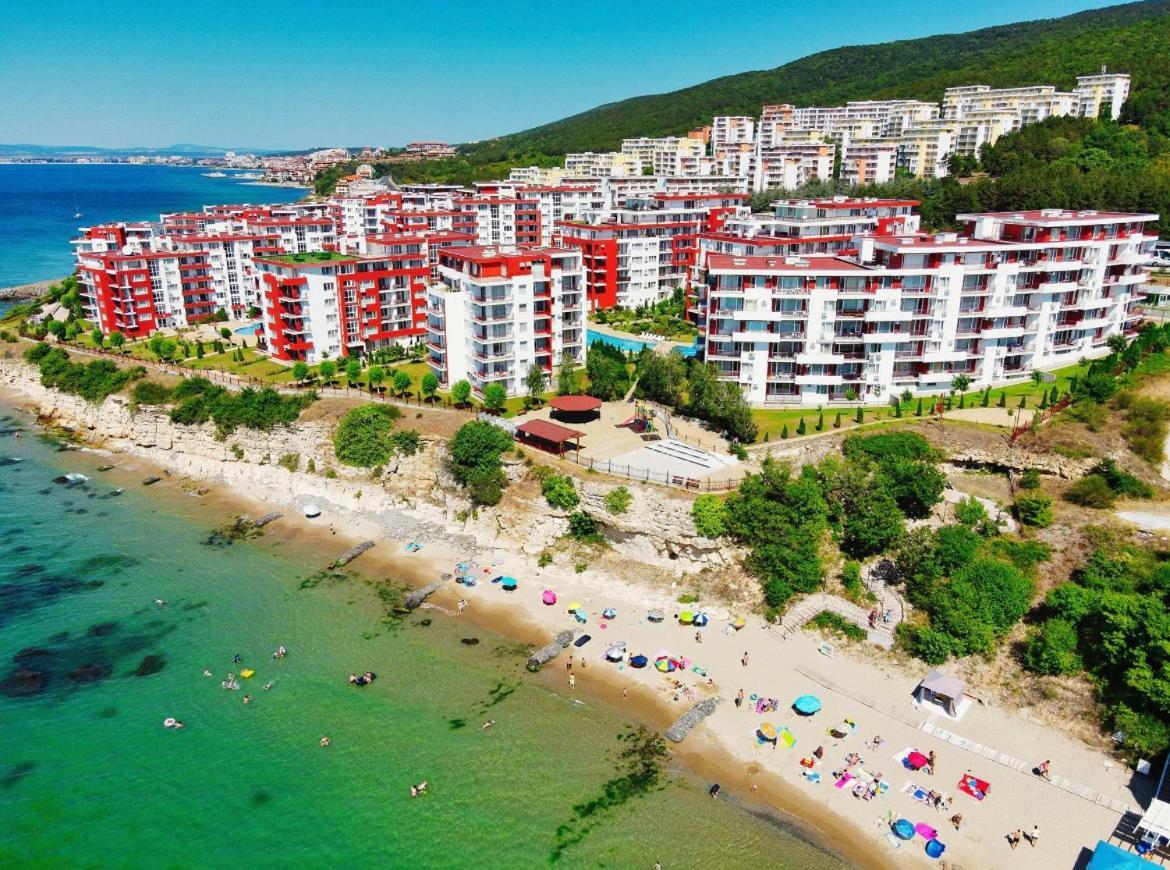 Beautiful Apartment Right By The Sea, Sveti Vlas Bagian luar foto